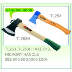 Топор 600 г. с деревянной ручкой.